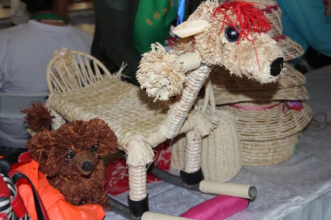 居家草编系列真的可以卖到40—100元一斤玉米叶所编织的作品这可不是