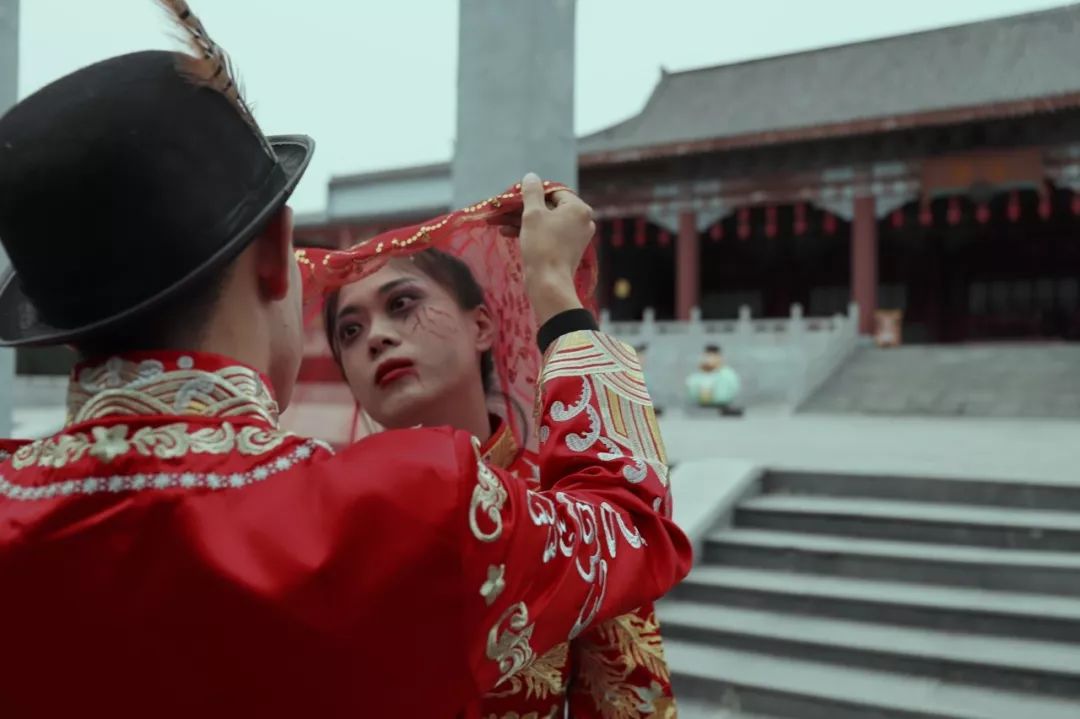 鬼新郎鬼新娘结伴出现让鬼王都为之动容了叭大概他们之间凄美缠绵的