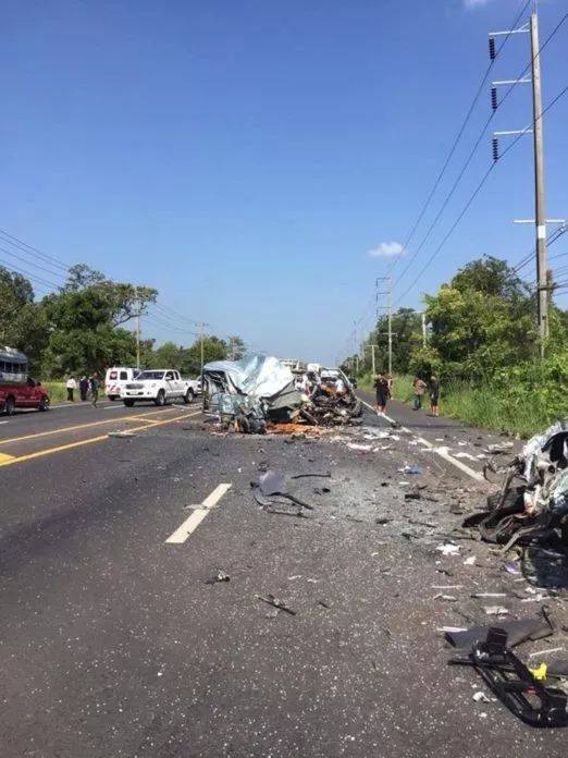 根据统计现场共造成7人死亡4人受伤,车祸现场非常惨烈,并波及到其他的