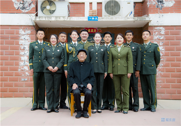 这样的全家福牛气一家庭孙辈参军11人合影如同标准班