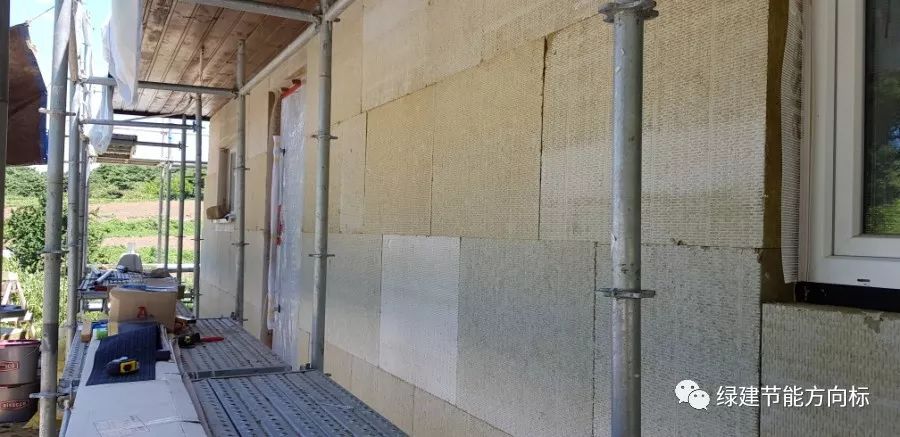 这是粘贴上墙的岩棉板保温工程