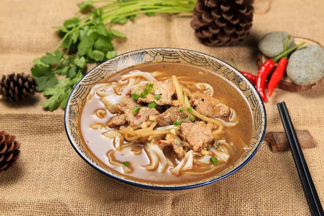 老友猪杂粉洗干净的猪杂大火煮熟,最快速度使得猪杂入味,豆豉,酸笋的