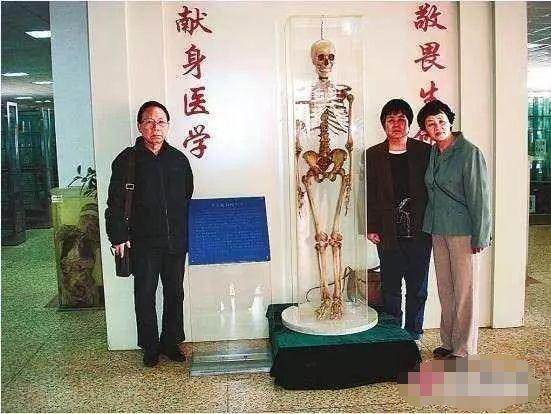 李秉权去世后的10年,胡素秋遵从丈夫的嘱托,在他们曾经的房子里快乐地