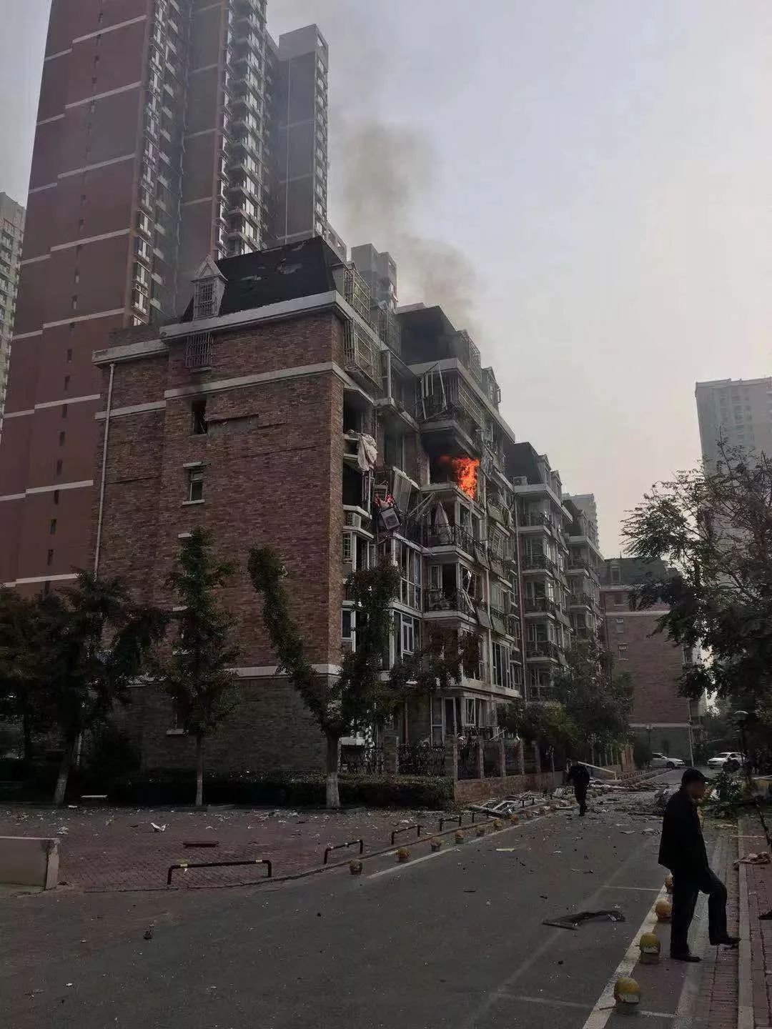 邯郸拉德芳斯小区今天发生爆炸,前后楼皆有震感!