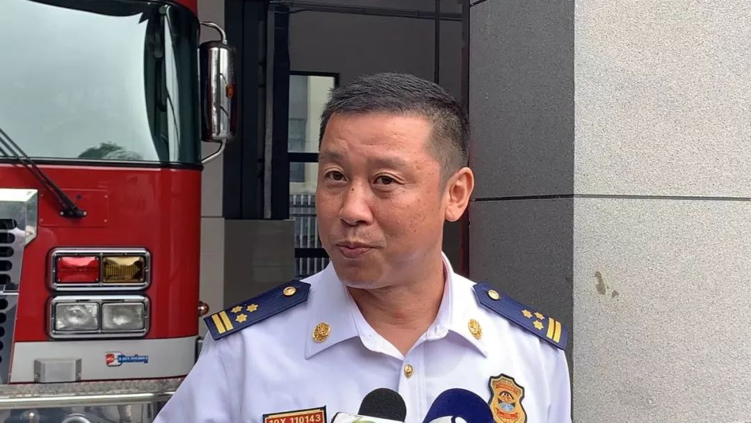 仔细看,两位消防员和之前讲师肩上的消防应急救援衔章也是不一样的