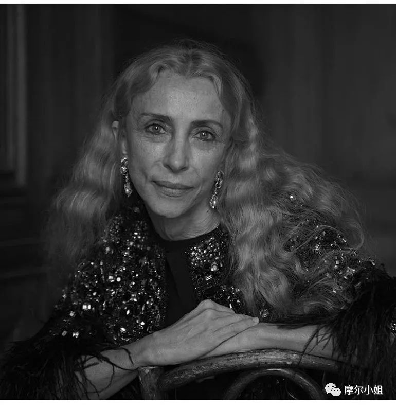 时尚教母被仰望的一生:人生不逆流而上,灵魂会原地发胖