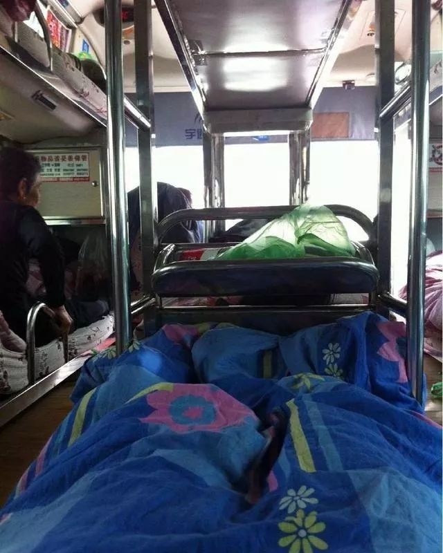 安全带防伤害所有人不解开躺着就不用系安全带了卧铺客车安全带系法