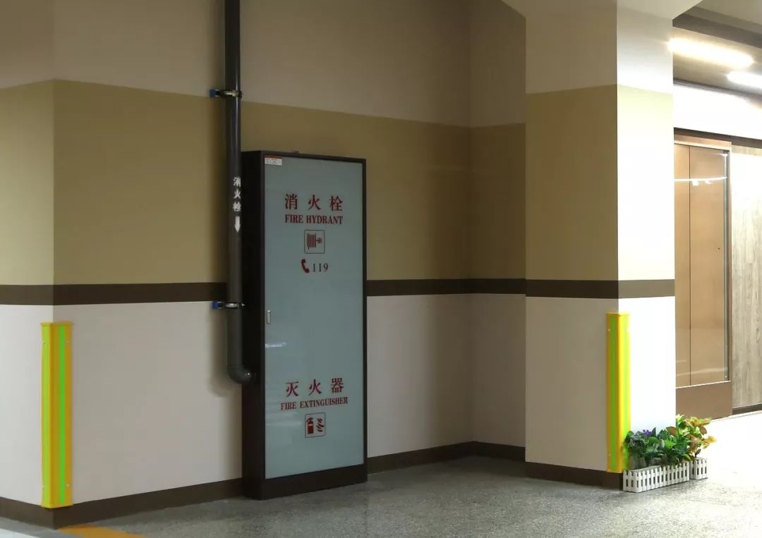 定制消火栓箱而消防栓管道的卡载设定与墙面浅咖色腰线边缘完美结合