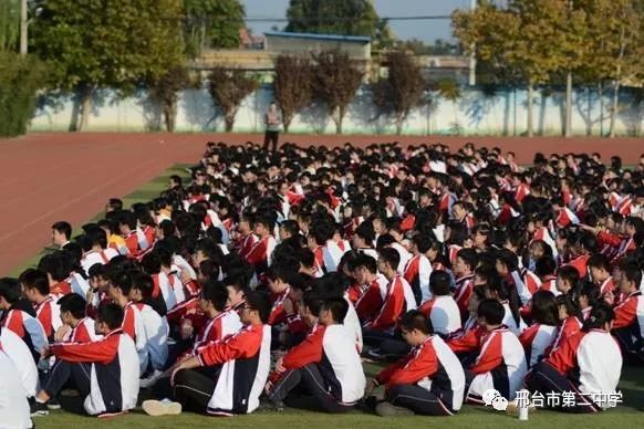 你追我赶力争上游邢台市开元中学举行高三年级接力跑比赛