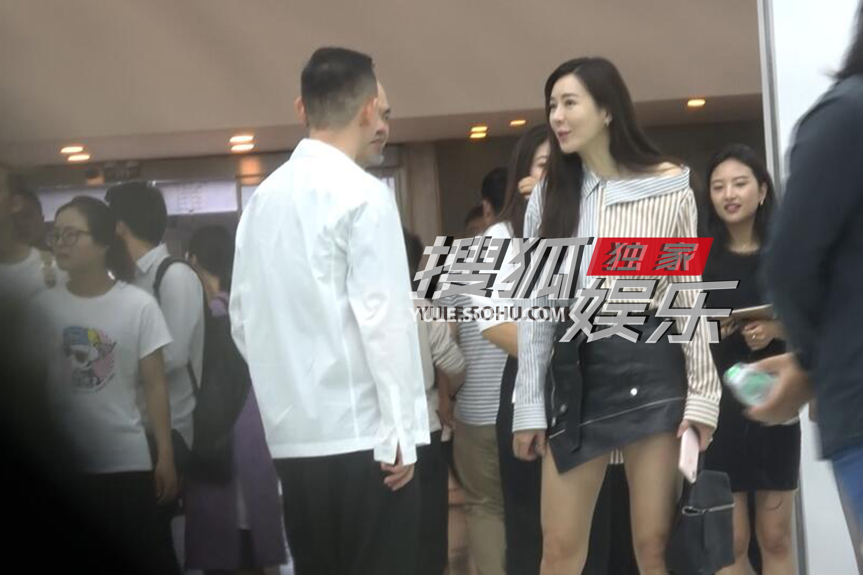 独家:周韦彤穿超短裙看画展!一双健美大长腿超吸睛