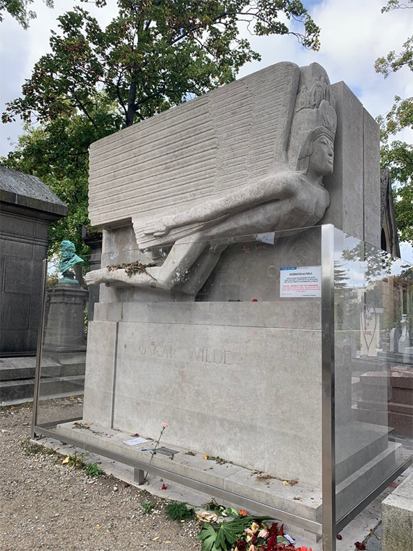 王尔德之墓是拉雪兹神父公墓里的明星.