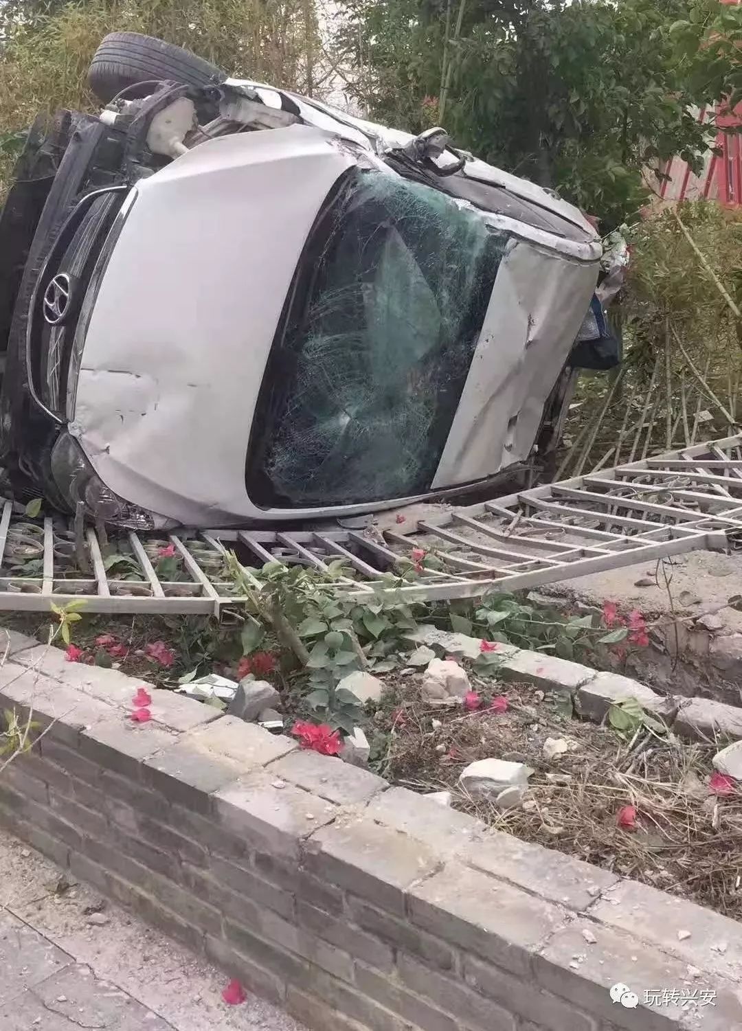 广西一对夫妻开车追逐致路人2死1伤一名扶贫干部遇难重伤者是7岁小孩