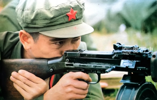 原创70年代日本人走进中国军营感叹威武之师训练场上的标语依然有效