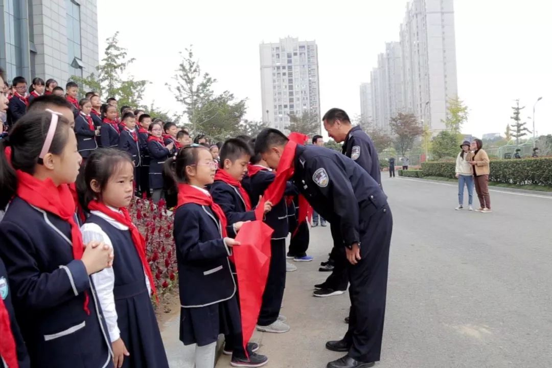 主動邀請泗陽縣雙語實驗學校120餘名小學生走進警營開展警校共建活動