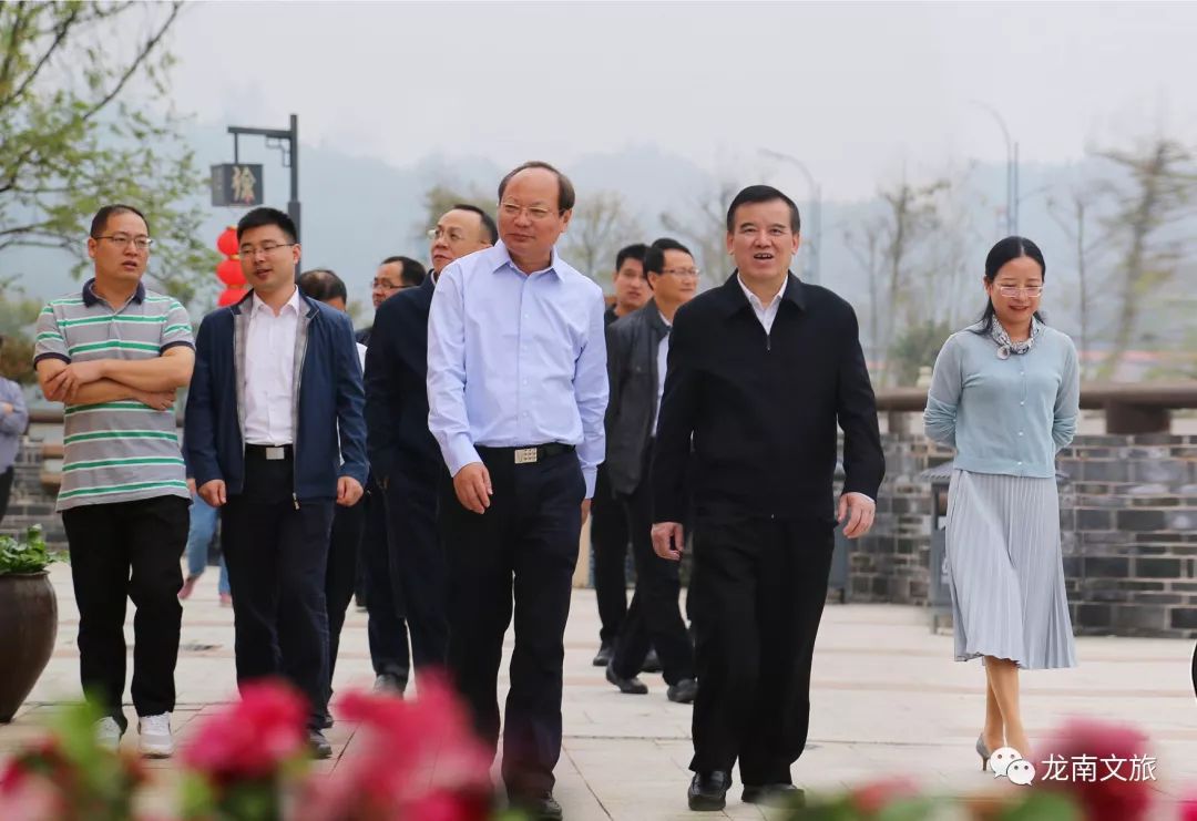 省人大常委会委员法制委副主任委员郭兵一行在龙南调研