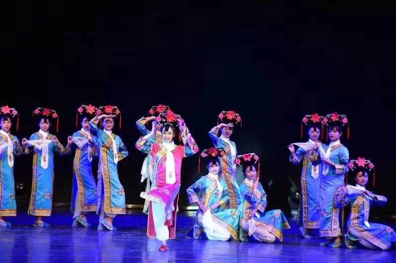 格格们舞着曼妙的身姿混合着时代的气息响铃久久回荡清风柔软地吹过