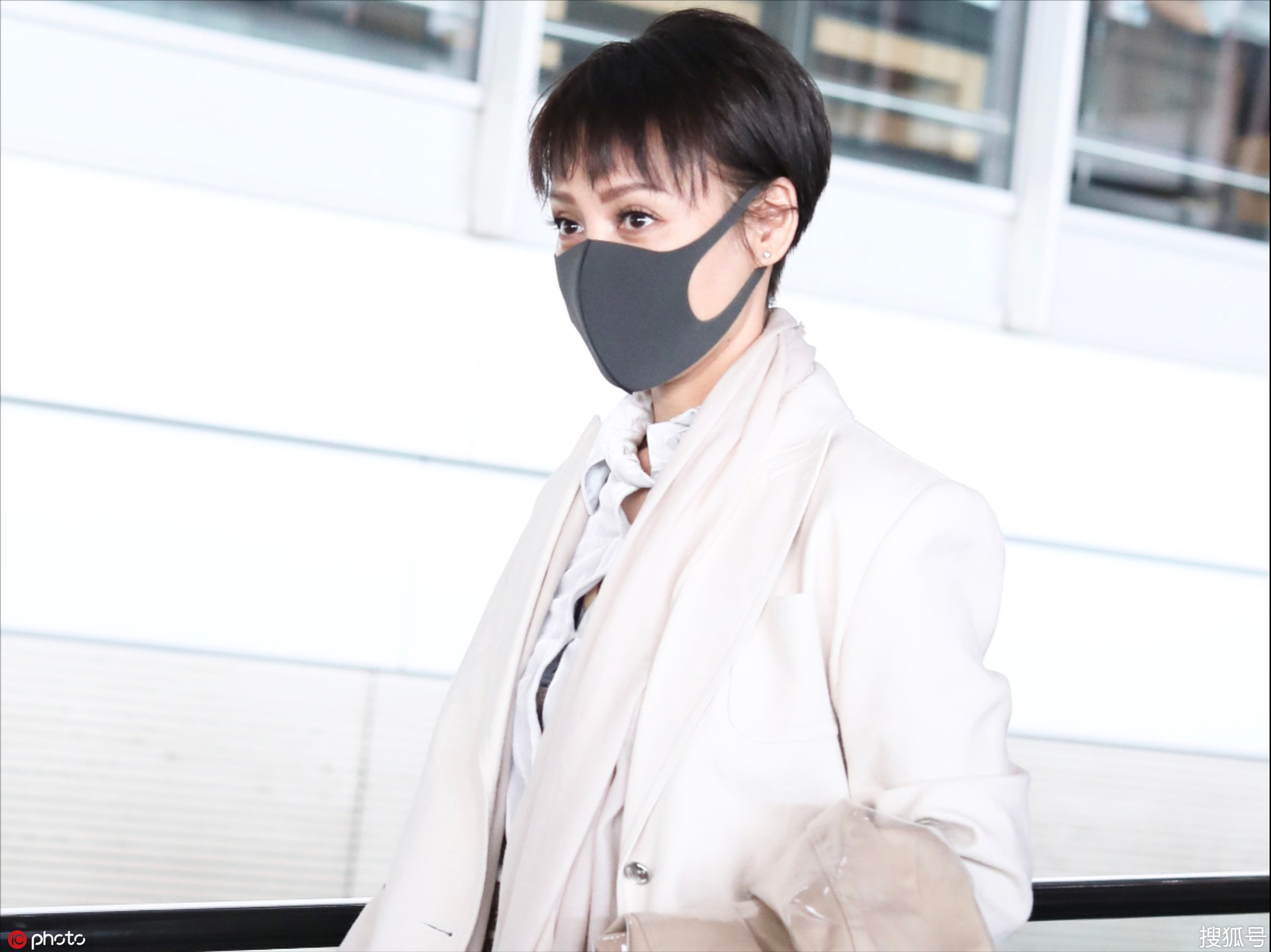 宁静现身,眼神锐利气质冷冽“猛女”风强势来袭-搜狐大视野-搜狐新闻