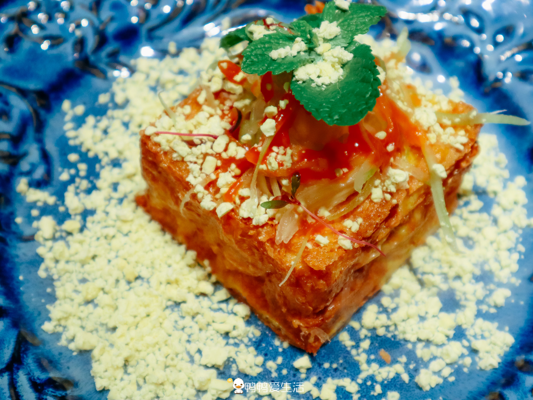 这个锅的形状就像一顶大帽子,帽檐上可摆放自己添加的配料,比如扇贝