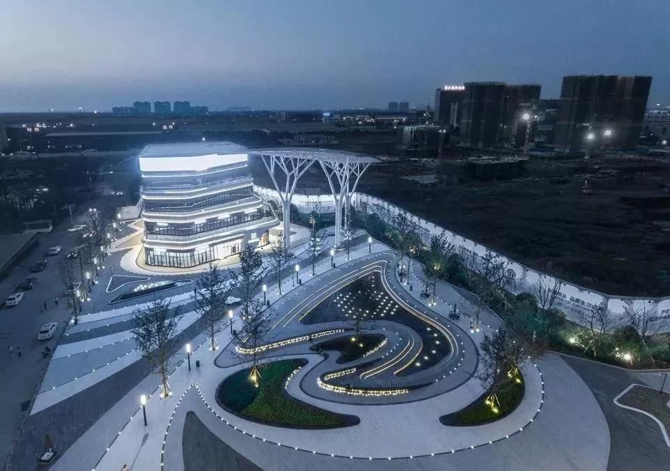 店辐射范围内综合体层出不穷,诸多配套众星捧月;毗邻"创谷"梦想特区厅