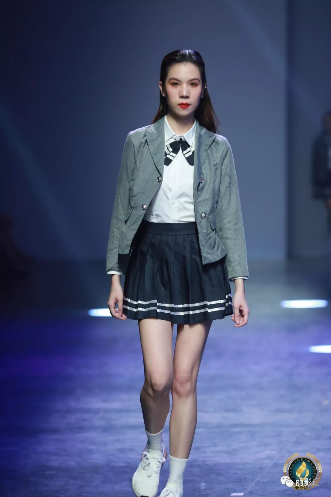 学生装走秀,青春风暴的展潮牌走秀,青春与时尚的灵动跳跃礼服走秀