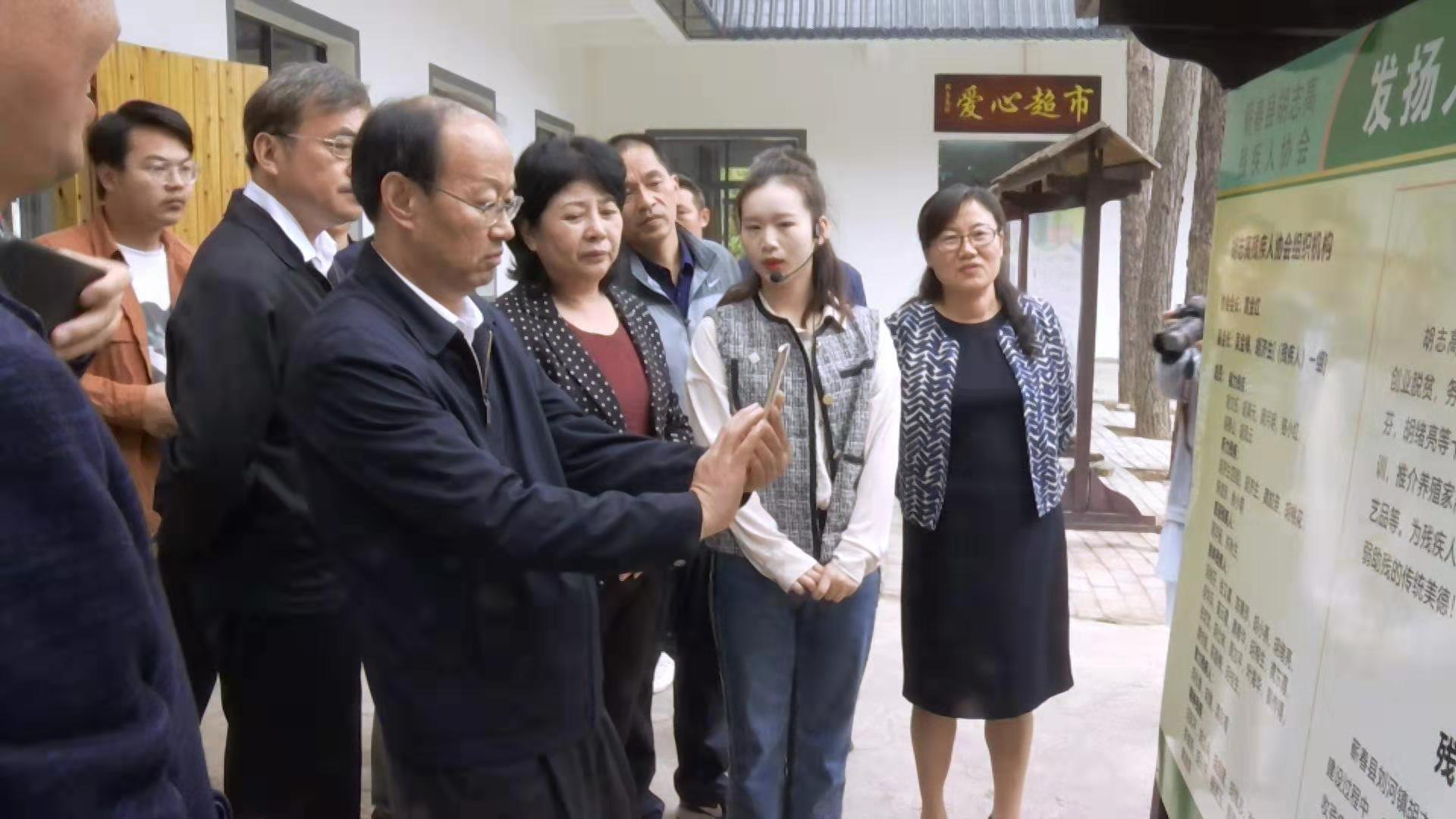 湖北省残联党组书记,理事长陶慧芬和蕲春县领导丁珍桃