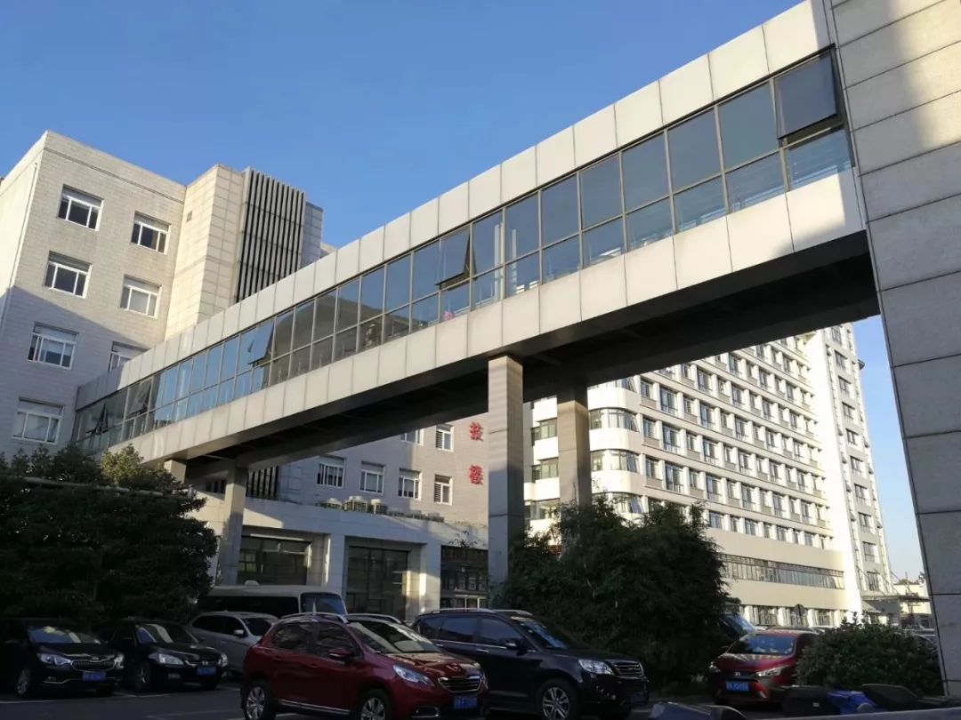 医院连接各楼宇间的连廊新手妈妈陈女士(化名)去医院做42天检查