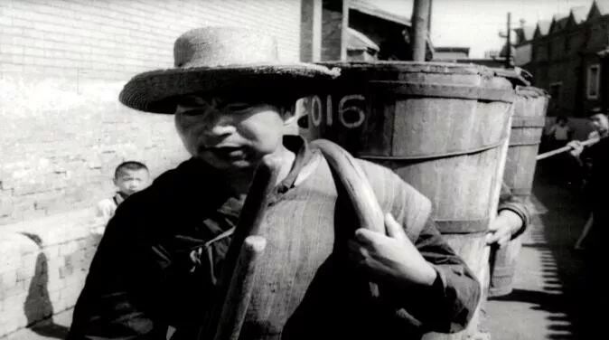 《酬勤》一开始,讲述的是新中国成立初期掏粪工人时传祥的故事.