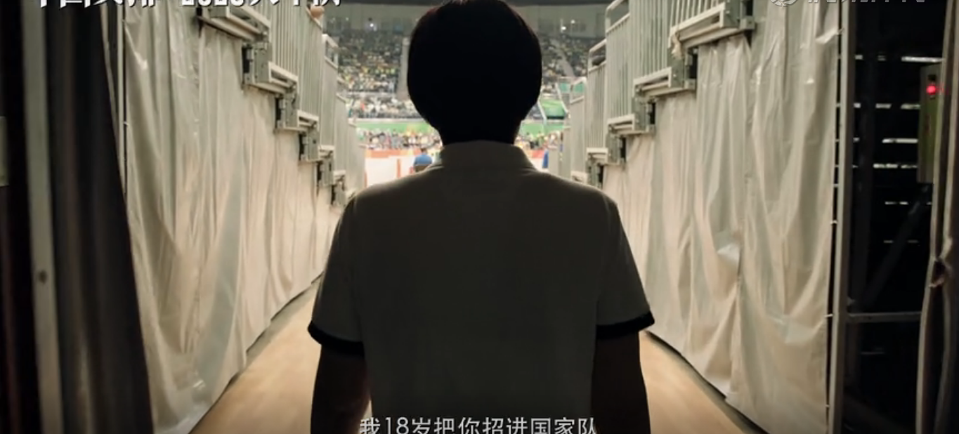 这时候,镜头又给回到了2016年的郎平,巩俐即将走出球员通道进入赛场.