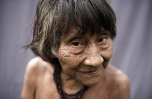 巴西最奇特部落,当地人衣不蔽体,成年后身上24小时木棍不离身