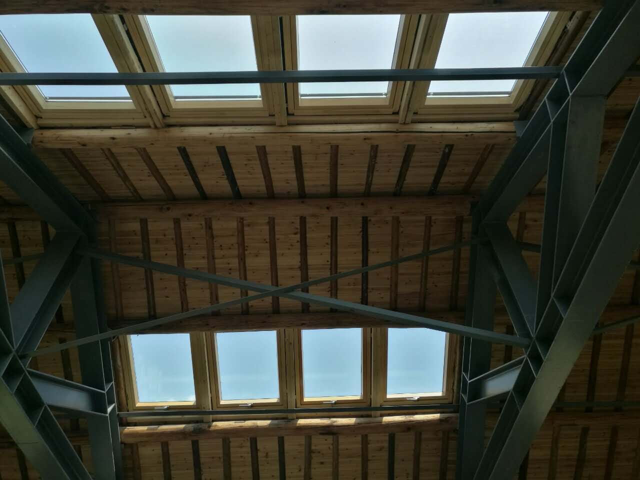 设计师将建筑与环境融合在一起,为建筑屋顶设计了大量斜屋顶天窗