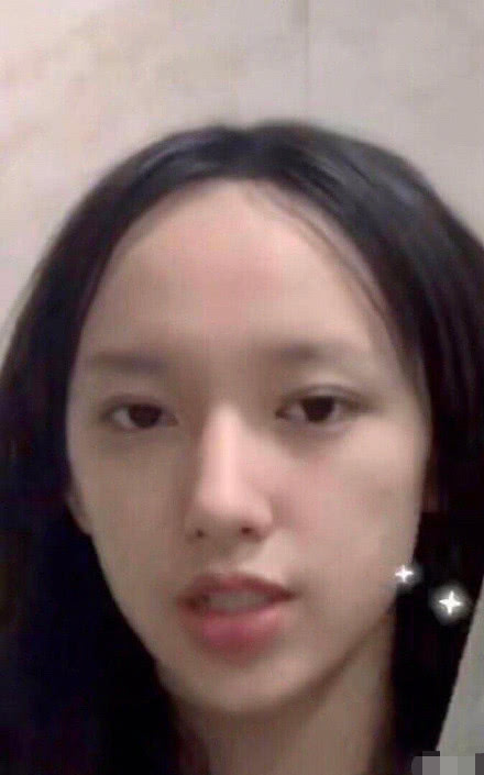 被吐槽发际线后程潇高马尾出席活动放下刘海又美成小仙女