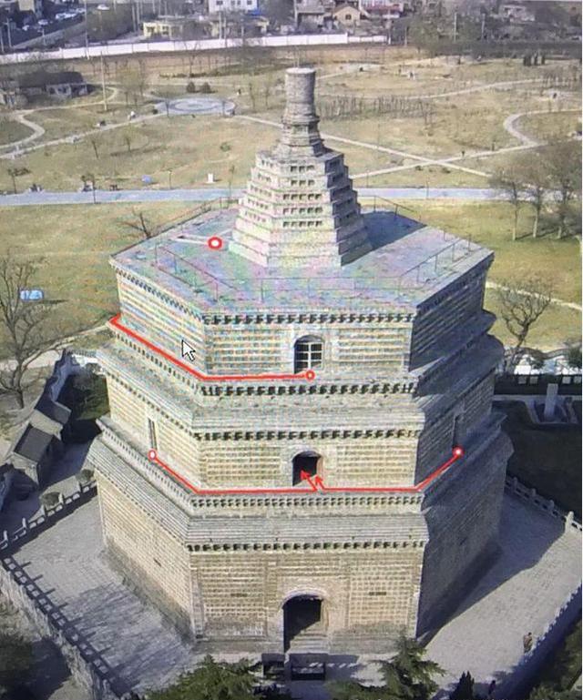 而是它建築的過程,它和開封的其他古建築物不同,和著名的開封鐵塔不同