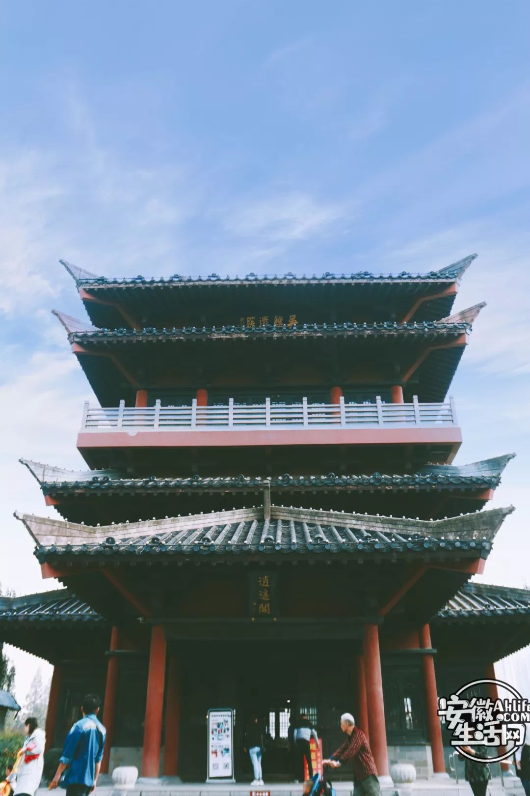 逍遥阁三面临水,亭台楼阁与小桥流水间令人很舒服,是城市浮躁尘嚣之外