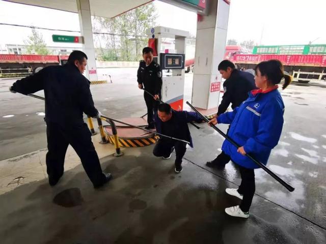 乡村警务实录:河南上蔡一派出所联合加油站进行反恐演练