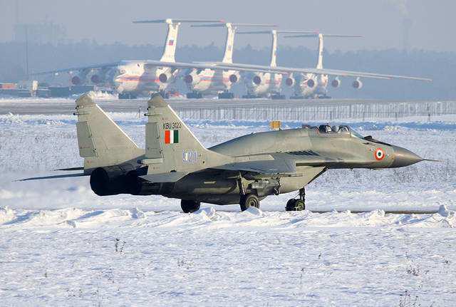 飞行员跳伞后,18吨战机独自飞行1800里,深入北约5个国家_米格