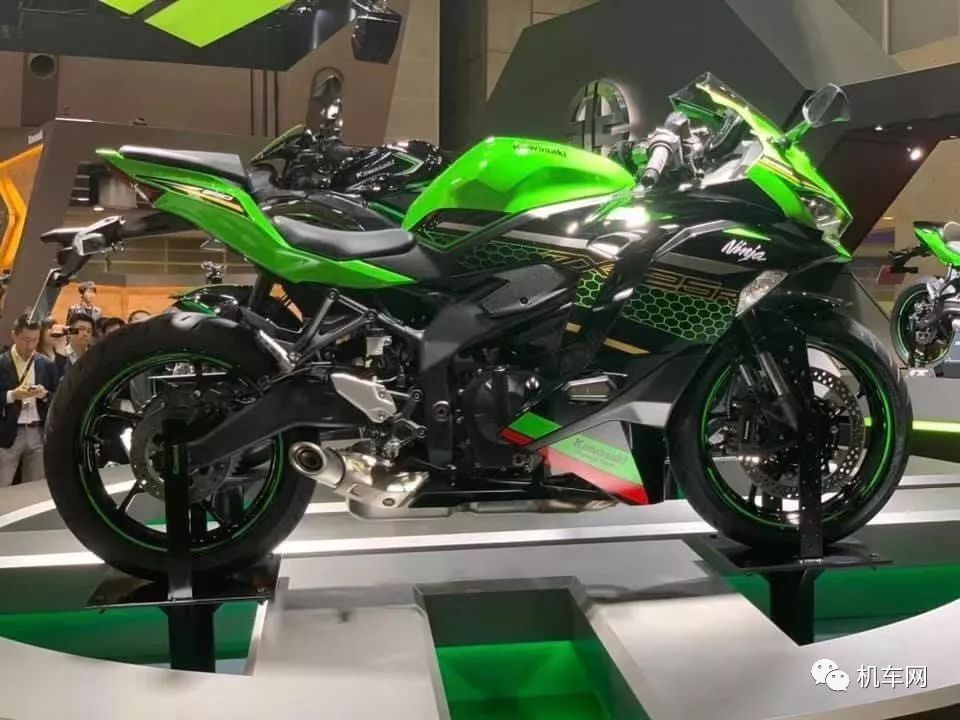 新款的川崎四缸zx-25r在外观上跟现在的ninja系列车型一样,采用了类似