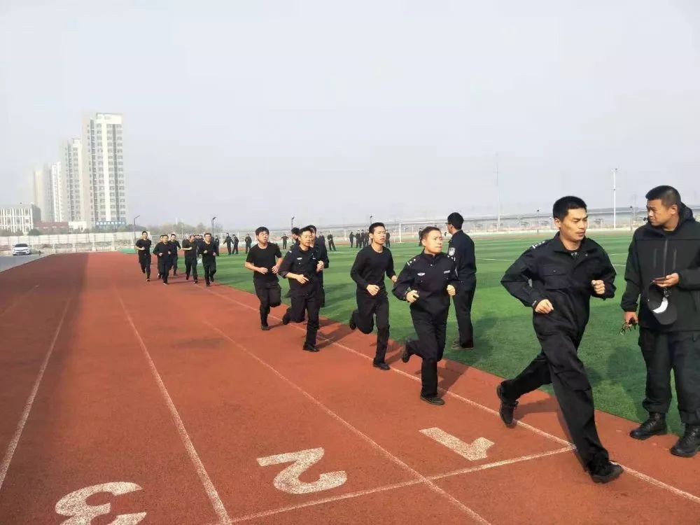 參加男子1000米和女子800米體能測試的公安民警飛奔著向終點衝刺