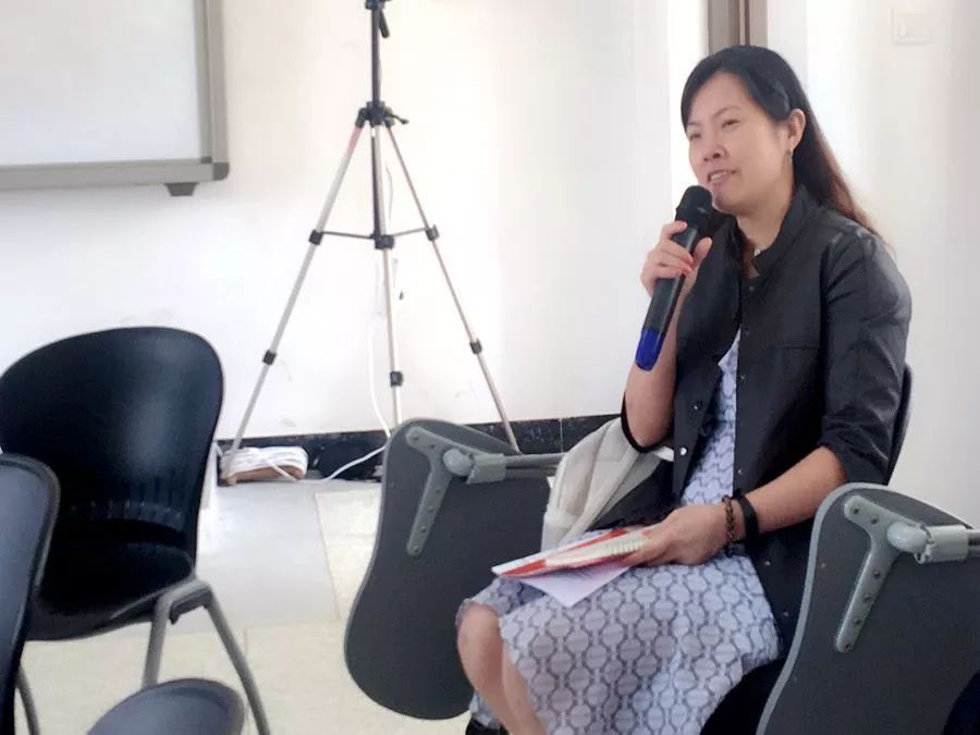 养正中学 黄莺老师黄莺老师开设了一堂《广东音乐——彩云追月》高中