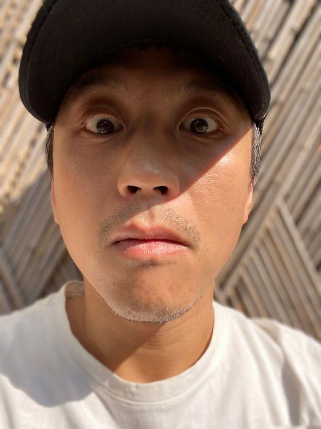 原创邓超晒自拍显老俩小时篮球一万多步无意间暴露指甲少女心爆棚