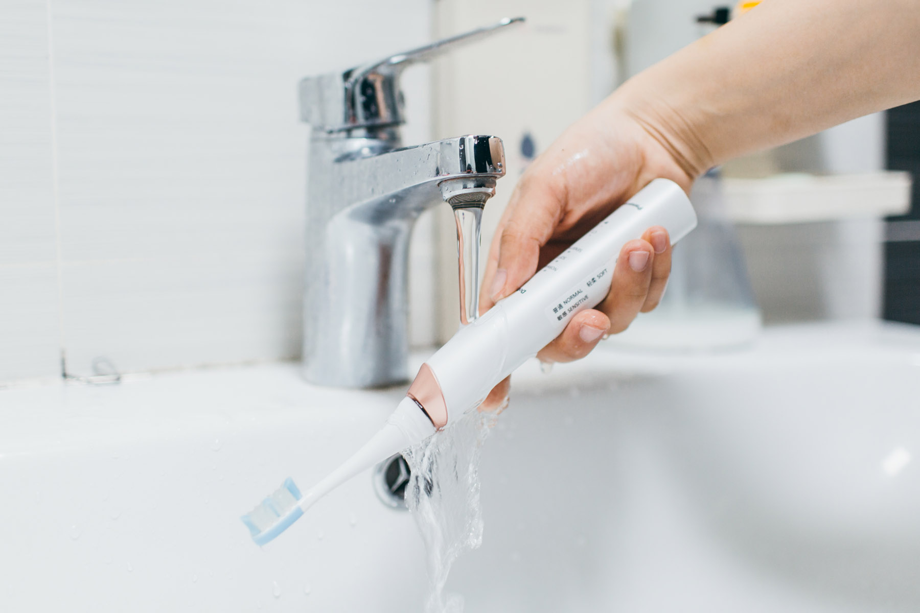 搭配松下小白塔水牙线更佳松下ewdc12小光环电动牙刷体验报告