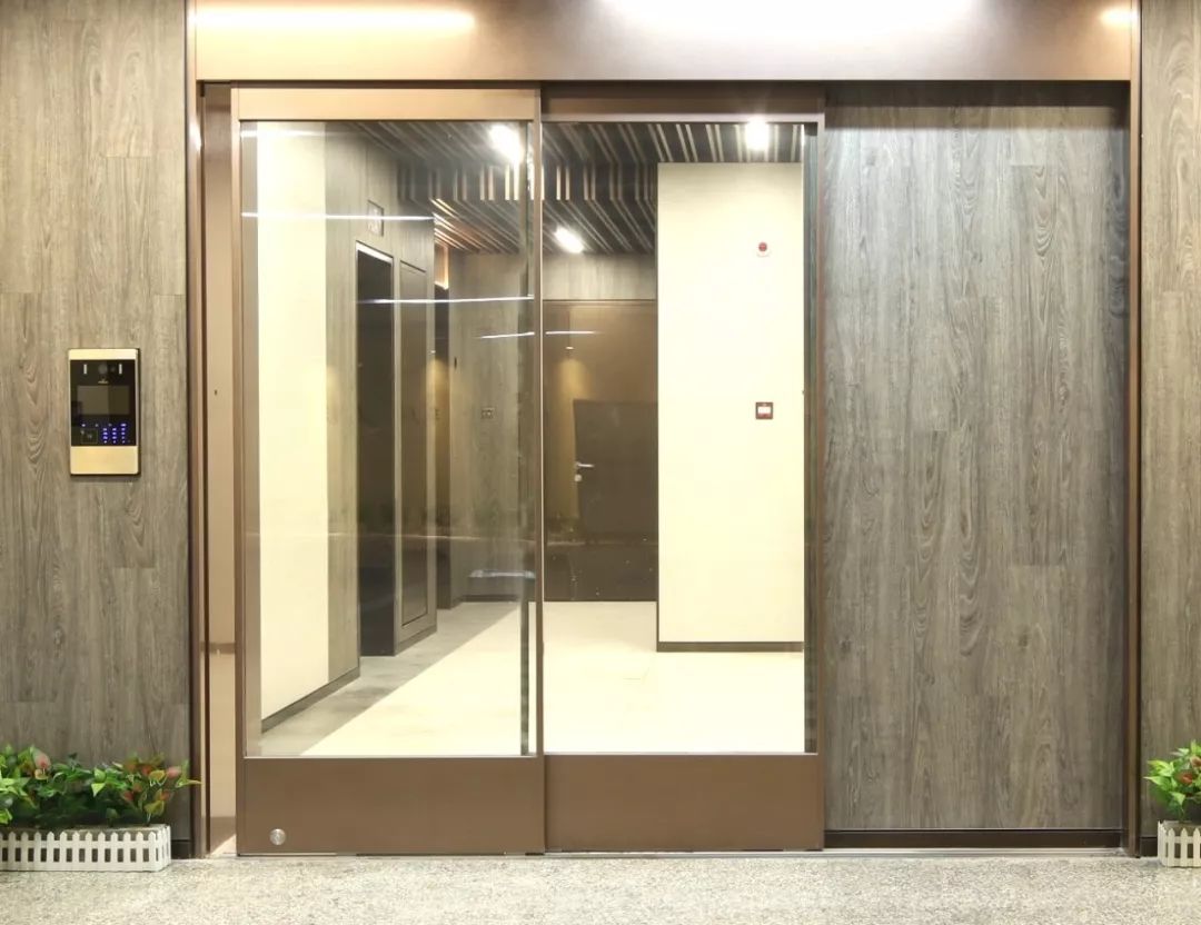 电动玻璃门为了照顾业主们的居家隐私和安全,地下大堂配备了可视