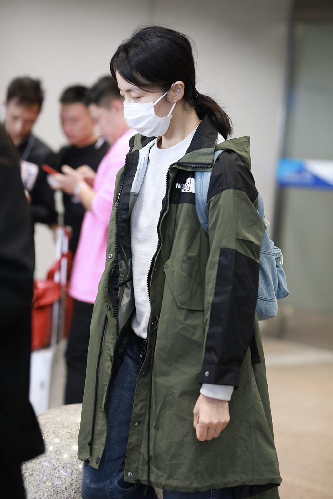 多多妈孙莉独自走机场,不施粉黛素颜清纯,随便穿衣也能美成焦点