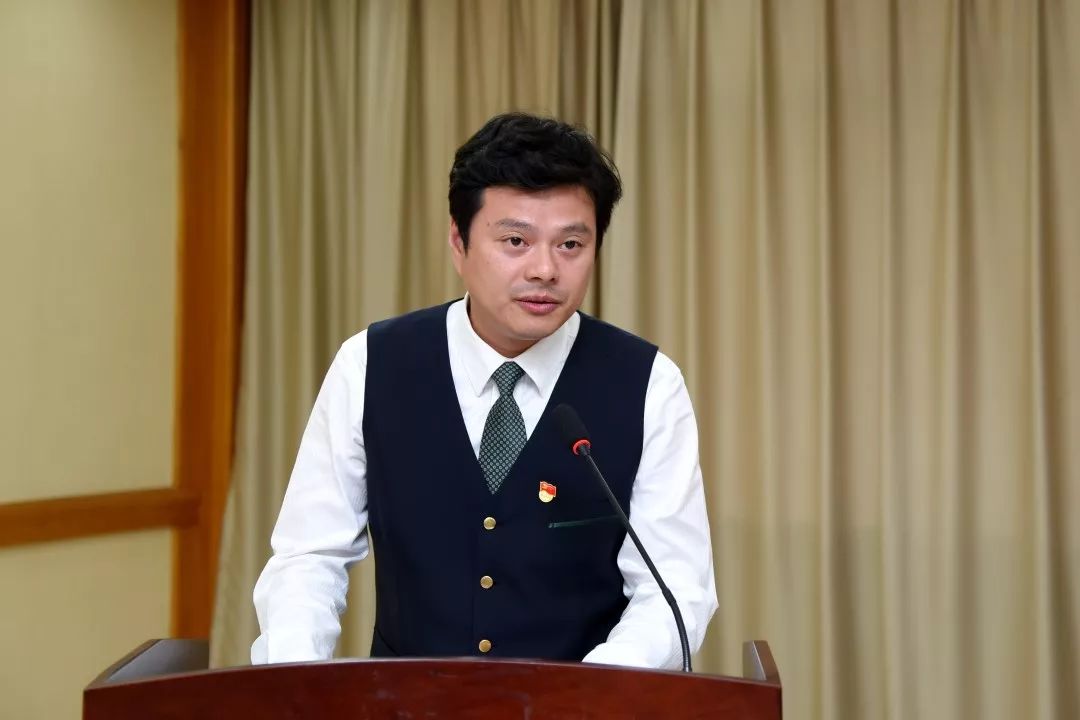 巴士三公司一车队队长张卓代表中运量71路亮出了服务承诺.