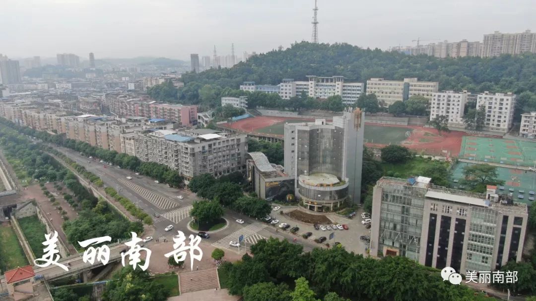 南部中学东区大门图片