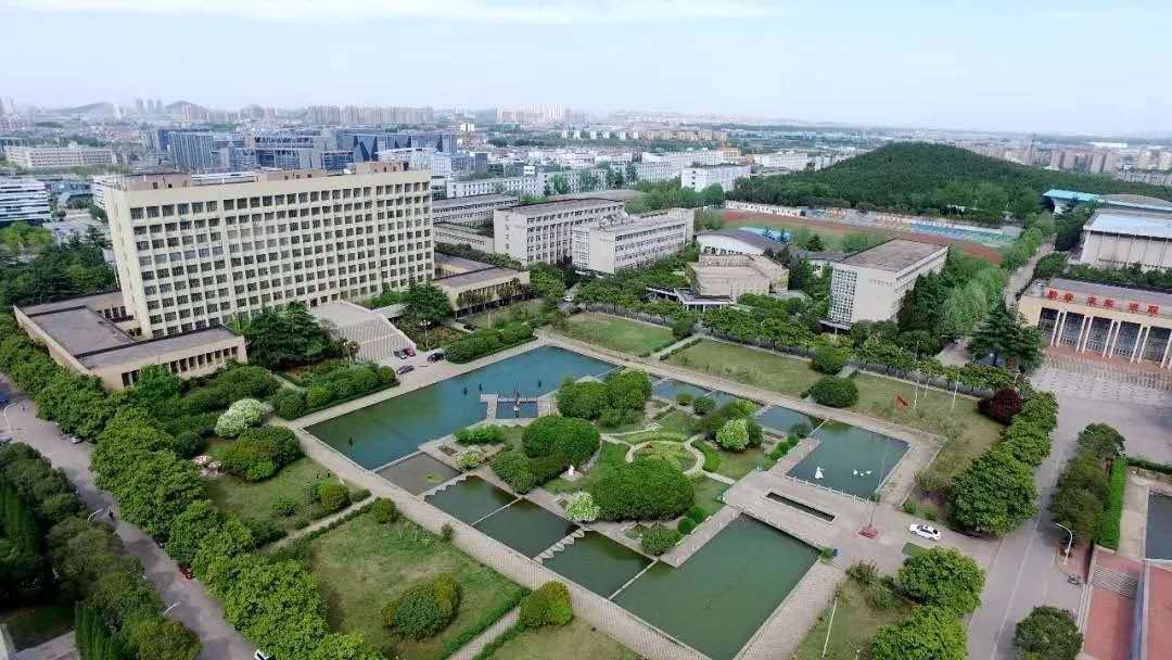 本科生(应用技术学院和徐海学院除外)以及研究生都在南湖校区学习生活