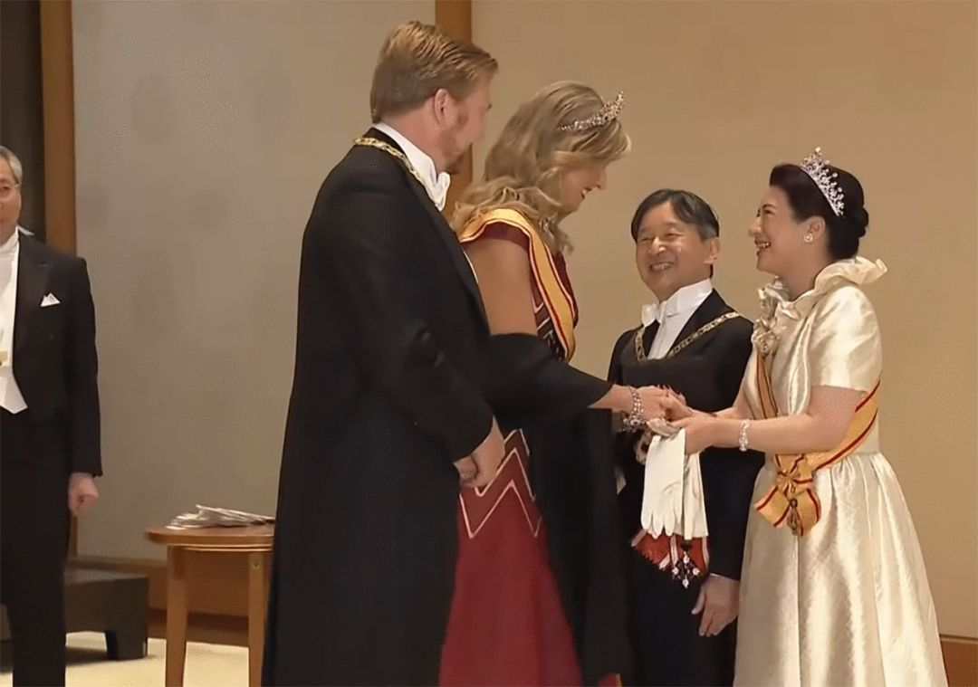 雅子皇后首次被荷兰国王吻手,大方接受西方礼仪,看笑了一旁天皇