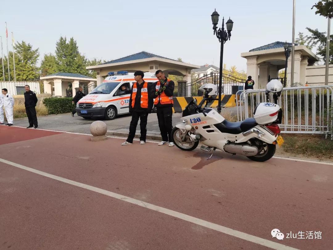 街拍北京救护车出警图片