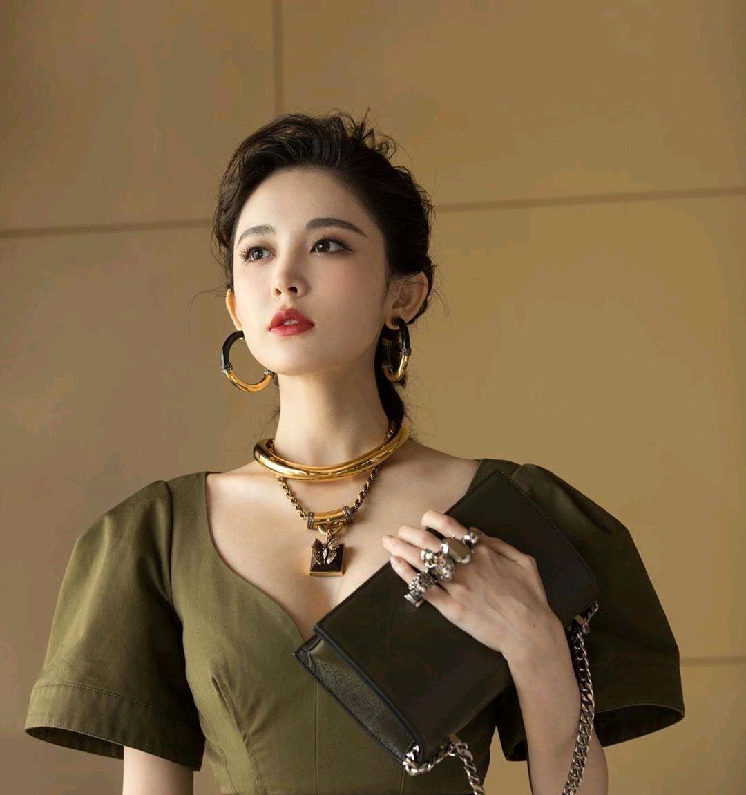 刘海也做了垫高的处理,有一点过去发型一片云的感觉.