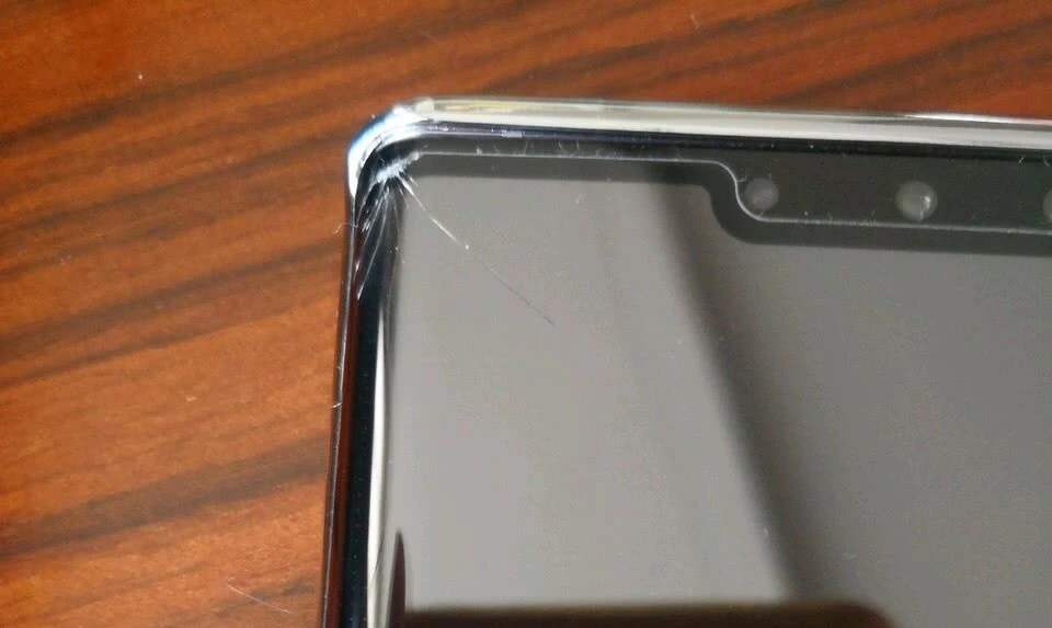 已经不小心摔碎了手机,而网友们也很快在网上晒出了华为mate 30