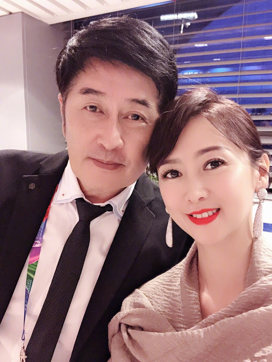 被称为香港"高仓健",为成龙周星驰做配,黑老大中气质很独特_林威